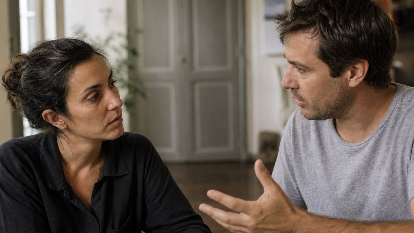 Deux coparents échangeant calmement au sujet de l'organisation de leur enfant
