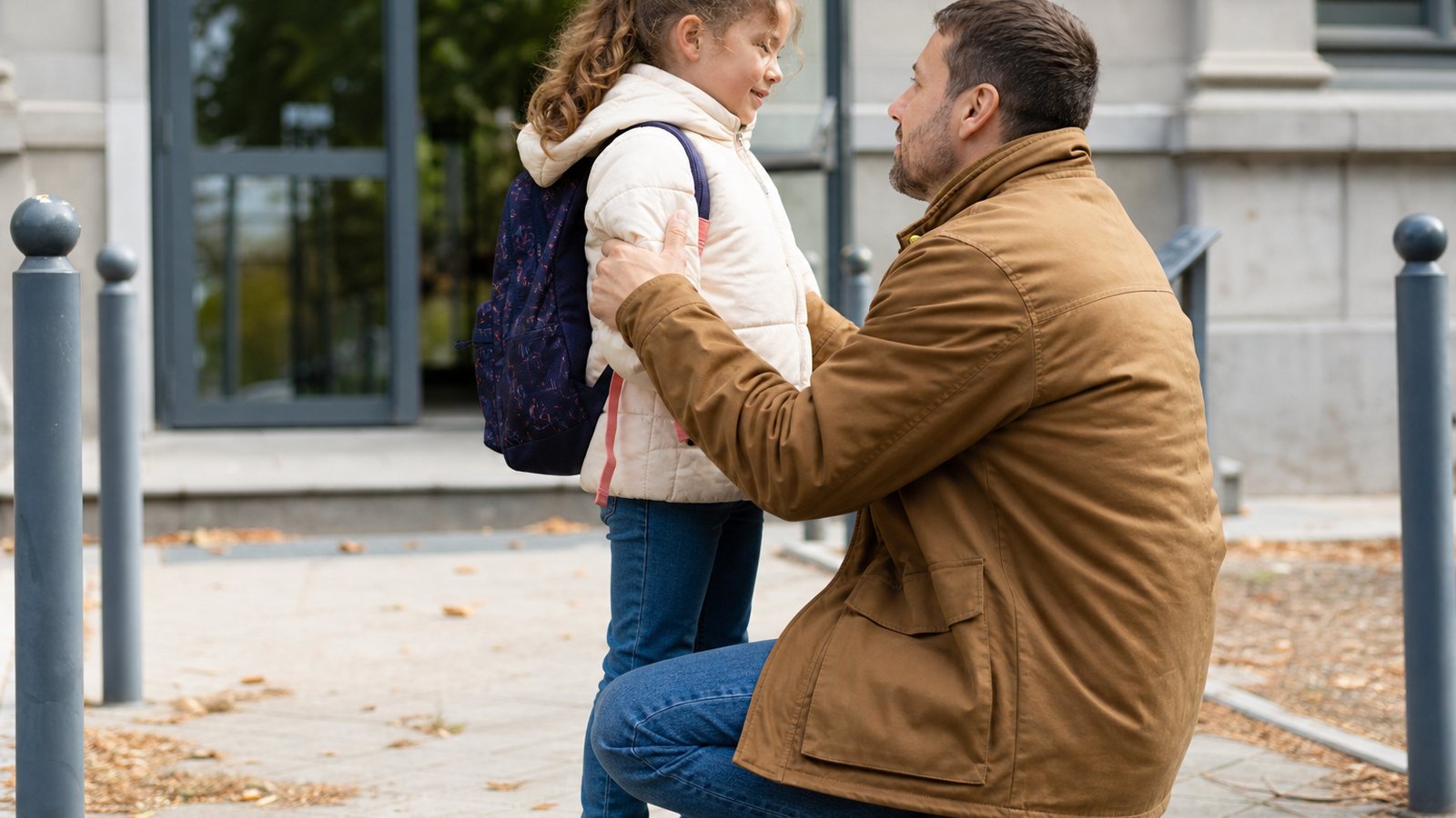 Parent et enfant marchant sereinement ensemble dans un environnement apaisé
